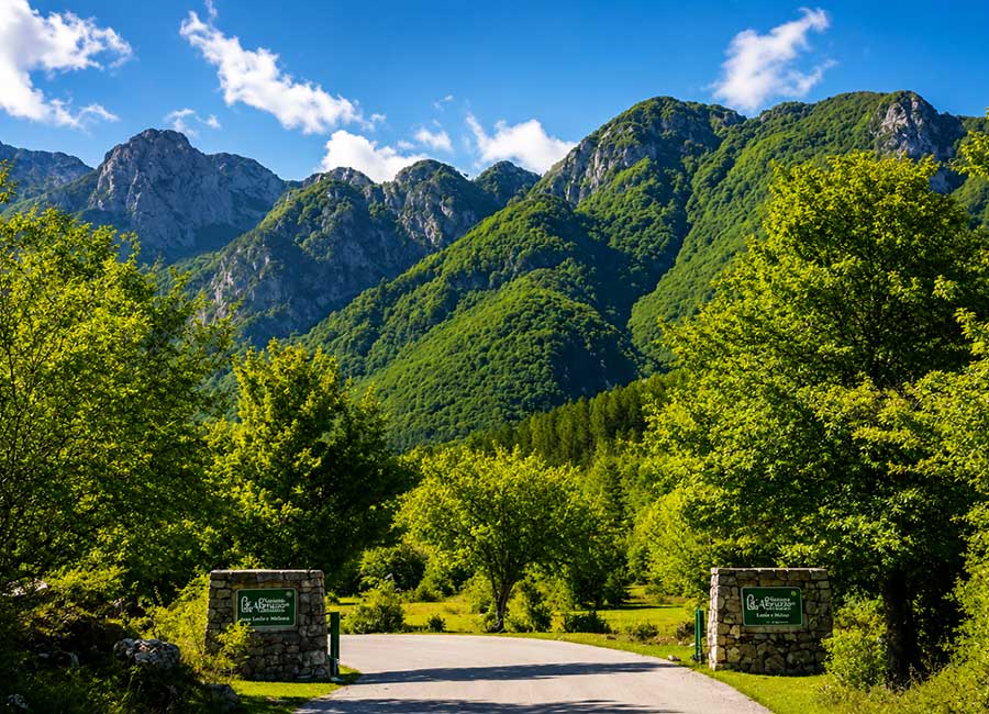 Ingresso della Camosciara nel Parco Nazionale d’Abruzzo vicino al B&B Opi La Sosta, tra montagne, boschi e natura.