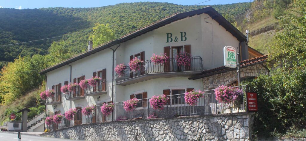 Esterno del B&B Opi La Sosta, struttura familiare sulla S.S. 83 Marsicana immersa nel verde del Parco Nazionale d’Abruzzo.