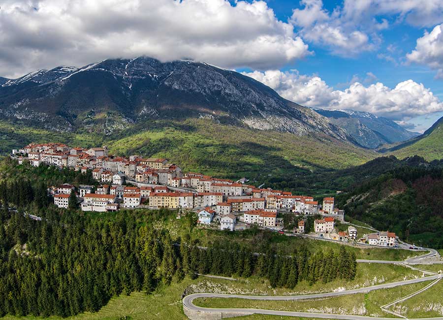 Panorama del borgo di Opi nel Parco Nazionale d’Abruzzo, vicino al B&B Opi La Sosta, tra montagne, boschi e natura.