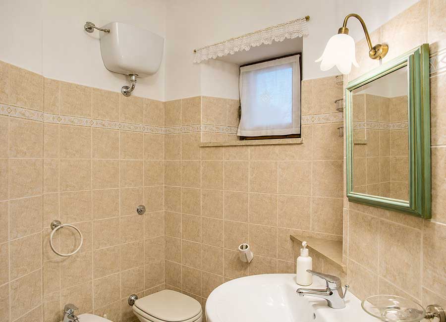 Appartamento Opi La Sosta con bagno privato, lavabo, sanitari, specchio e finestra.