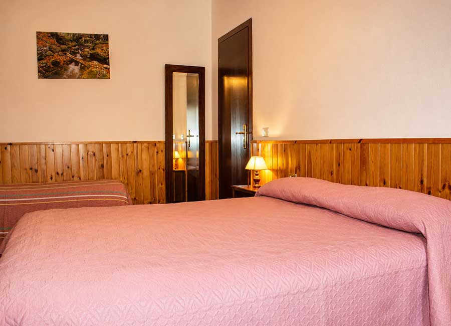 Appartamento Opi La Sosta con camera familiare, letto matrimoniale e letto aggiuntivo per soggiorni autonomi.