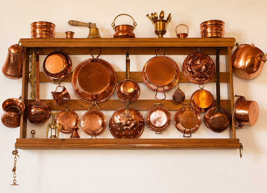 B&B familiare Opi La Sosta, dettaglio di oggetti in rame che raccontano tradizione, casa e ospitalità autentica.