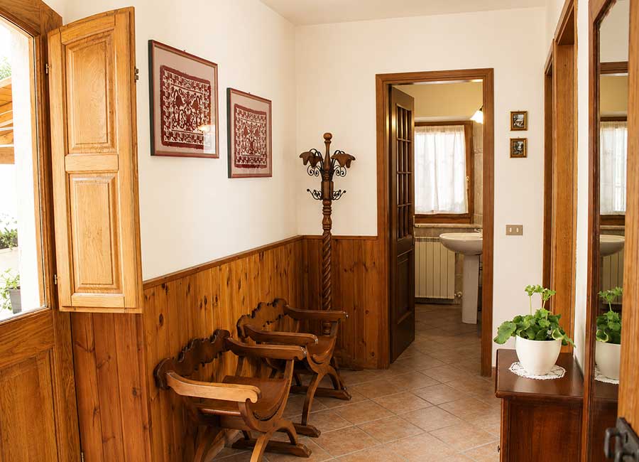 Camere Opi al B&B La Sosta, ingresso di camera quadrupla con bagno e ambienti collegati, ideale per famiglie e piccoli gruppi.