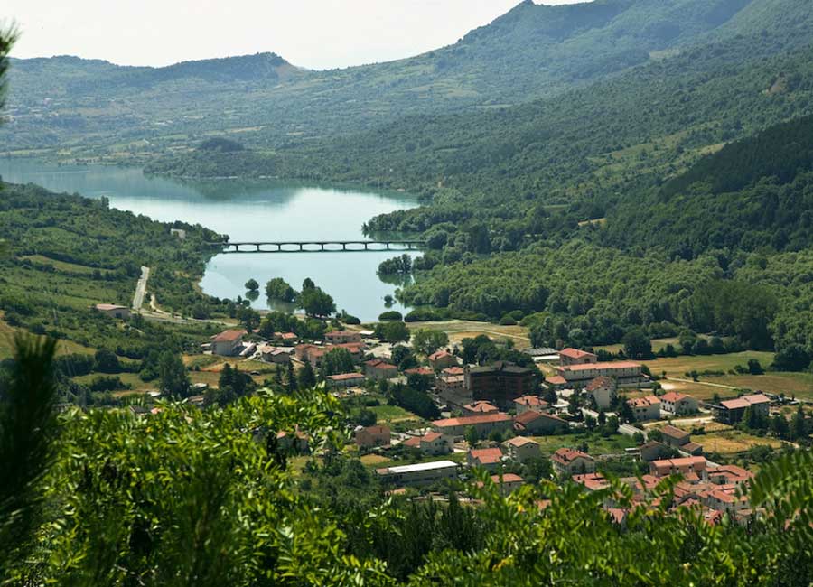 Cosa fare a Opi, panorama del Lago di Barrea nel Parco Nazionale d’Abruzzo tra borghi, montagne e natura.