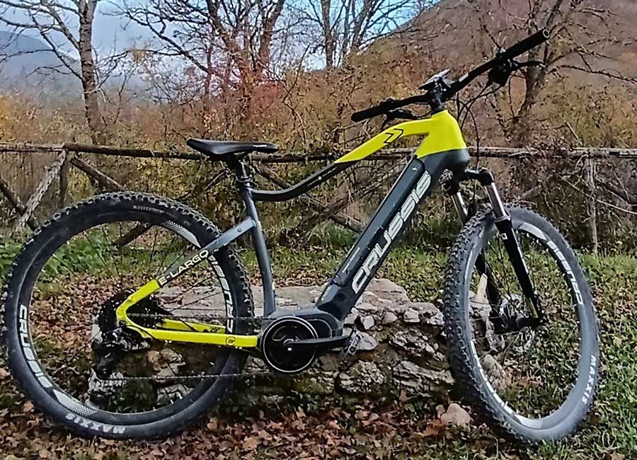 Cosa fare a Opi, mountain bike elettrica in Val Fondillo per scoprire i dintorni tra natura, sentieri e paesaggi del Parco d’Abruzzo.