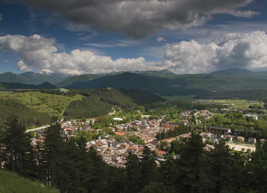 Cosa fare a Opi, panorama di Pescasseroli nel Parco Nazionale d’Abruzzo tra boschi, montagne e paesaggio naturale.