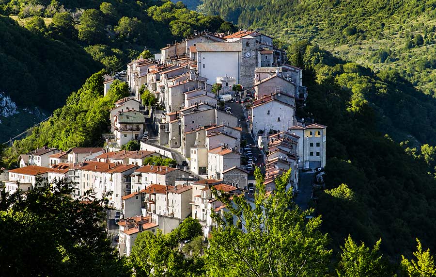 Opi nel Parco Nazionale d’Abruzzo Panorama di Opi nel Parco Nazionale d’Abruzzo