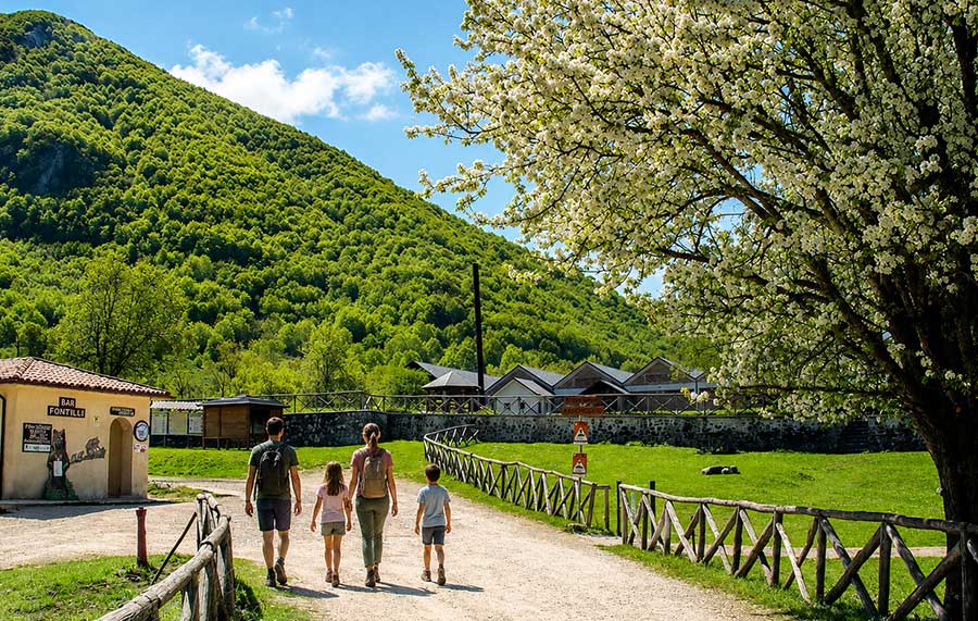 Vacanza famiglia natura Abruzzo Passeggiata in famiglia nel Parco d’Abruzzo vicino Opi